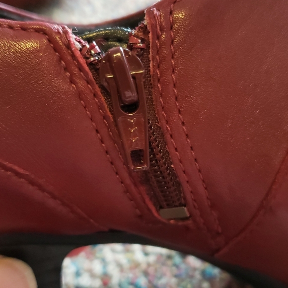 *3 for $25*  Clarks Women's Leather Ankle Booties - Size 7.5 - Picture 5 of 7